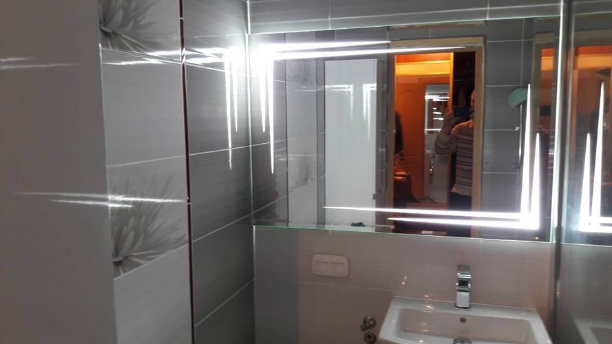 Большое квадратное зеркало в ванной
