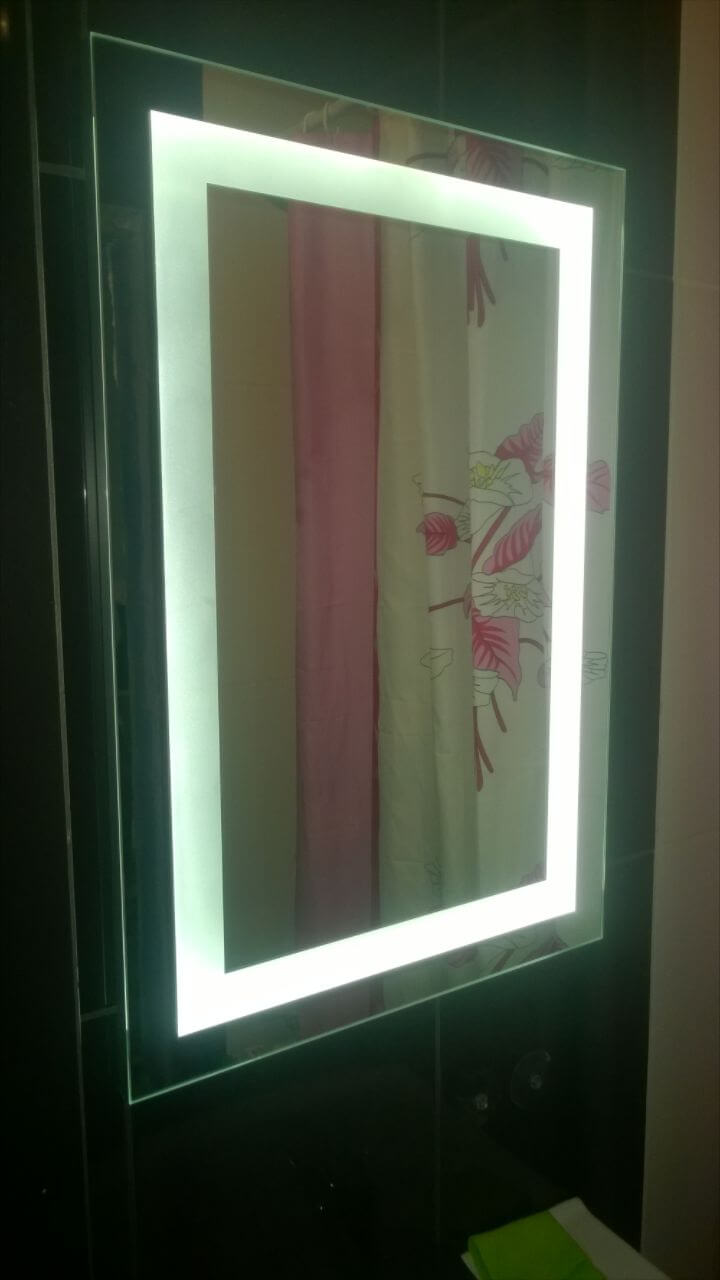 Матовая подсветка по периметру квадратного зеркала