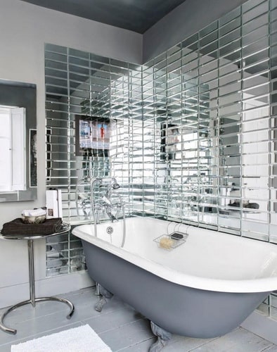 Стена из зеркальной плитки над ванной
