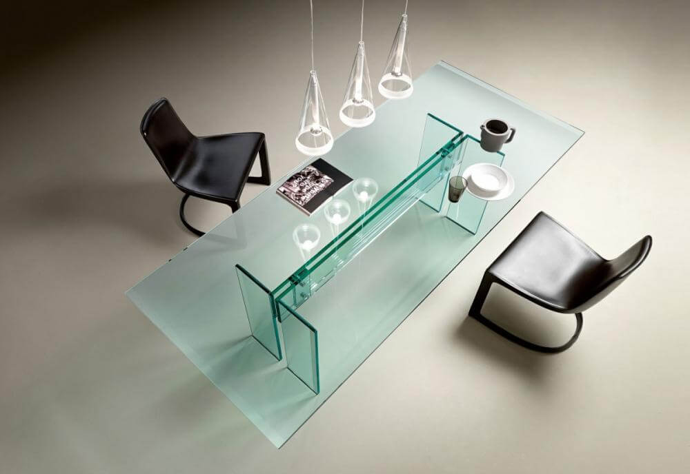 Стеклянный триплекс стол и два стула в офисе